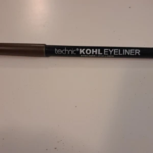 Technic brun ögon penna.  - Nytt, har tested bara på min hand. Jag vill sälja den för att jag köpte fel färg. 