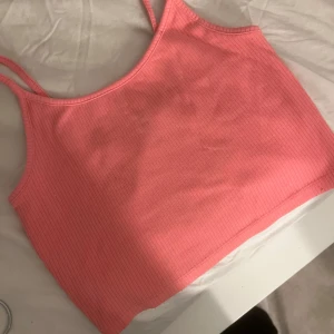 Linne - Ett neon rosa ribbat linne