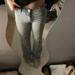Lågmidjade jeans från monki  - Säljer dessa jeans från Monki! Dom är inte bootcut skulle säga att dom är mera straight i benen liksom. Dom har dock en fläck som jag inte lyckats få bort! Men det ska nog gå att få bort! Inte säker på storlek men trot s/m