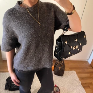 Stickad T-shirt  - Brun/grå stickad T-shirt i jätte fint material!! Helt slutsåld och super eftertraktad 💕💕