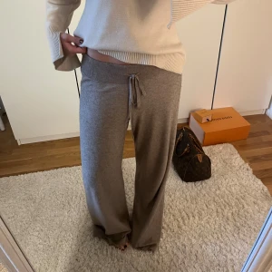 Kashmir byxor  - Super snygga byxor 💕💕tror de är Kashmir men ingen lapp