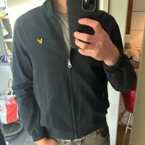 Lyle & Scott höst jacka i nytt skick. Använd fåtal gånger, utan defekter. Storlek: M/M Skick: 9,5/10 Pris 450:-