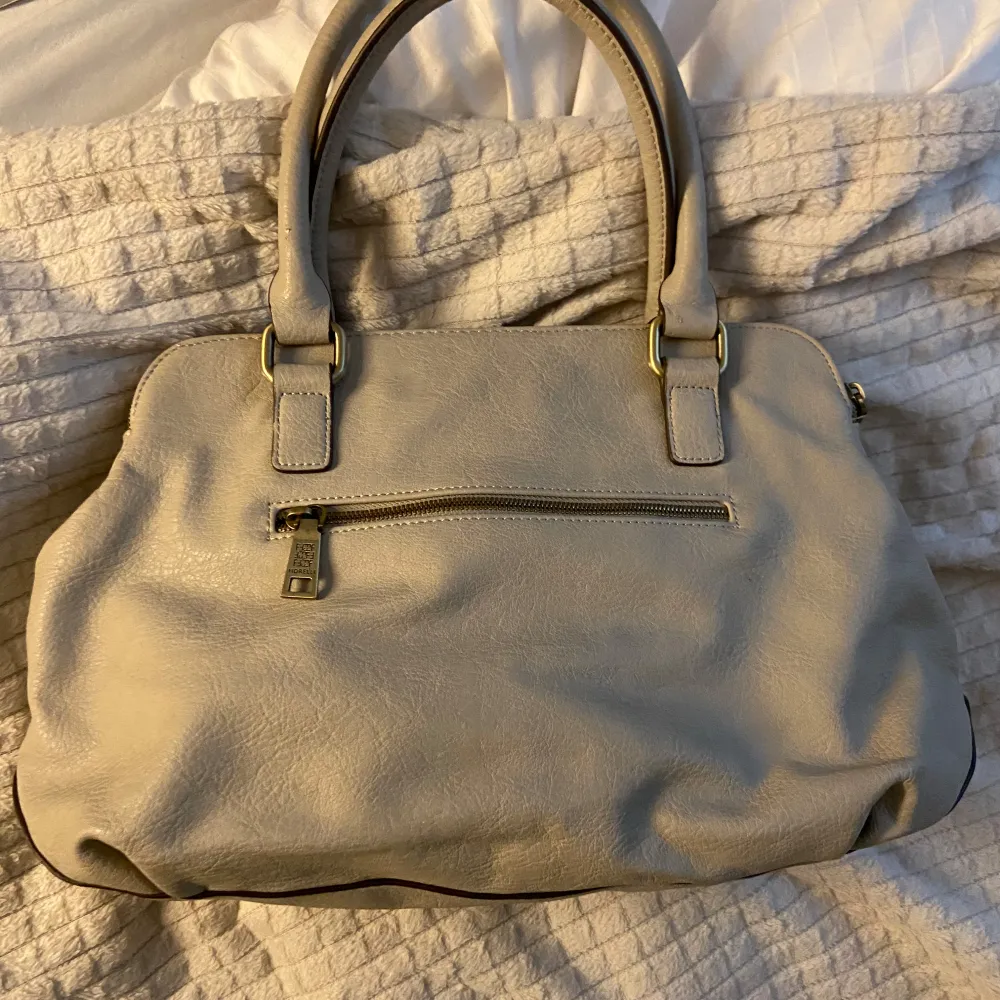 En jättefin beige väska från fiorelli💕Den är i fint skick med bara några få små defekter☺️Bara att skriva om ni har några fler frågor eller vill ha fler bilder🙌🤩. Väskor.