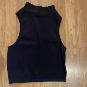 Svart topp från zara - Svart kort topp ifrån zara i nyskick, nästan aldrig använd.