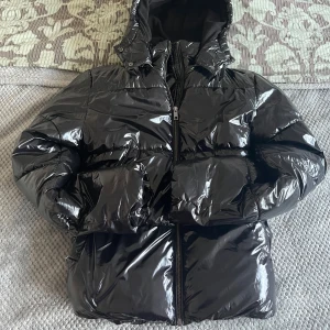 nelly jacka - använd några gången men kommer inte längre till användning.