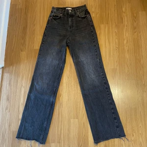 Högmidjade raka jeans - Svarta högmidjade jeans från ginatricot i nyskick.