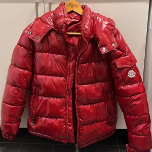 Röd Moncler Maya - En superfin röd moncler maya jacka i storlek XS (är 157cm, satt bra!) Finns fler bilder vid behov! 