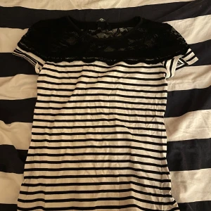 spets t shirt - köpt på loppis men kommer inte till användning längre💘