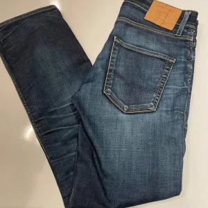 Jack&jones jeans - Ett par riktigt snygga Jack&jones jeans i storlek 29/30. Skicket är 9/10 och de sitter riktigt snyggt på mig. Modellen är regular fast de sitter mer slimfit.