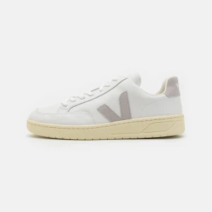 Veja skor storlek 36 - Jätte fina Veja skor med beige detaljer💞 Använt skick men har mycket kvar att ge❤️Tveka inte att höra av dig vid frågor!