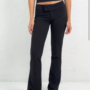 Kostymbyxor  - Säljer mina svarta kostymbyxor från Nelly, det är i fint skick och använda ett fåtal gånger💕 jag är 173 och det passar mig bra i längden, de är lågmidjade💕 