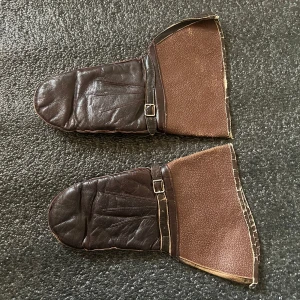 Bruna vintage skinnhandskar med foder - Säljer ett par bruna skinnhandskar med mjukt foder. De har en justerbar rem över handleden för bättre passform. Perfekta för kalla vinterdagar. Handskarna är i gott skick och redo för nya äventyr!