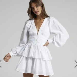 Klänning - Vit fin klänning! Mycket fin till studenten!  Lapp sitter kvar o är aldrig använd då den va för stor för mig