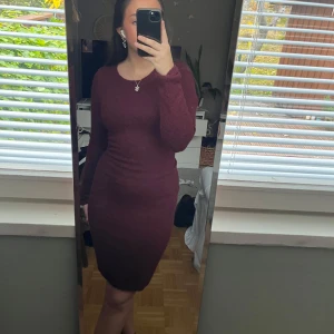 Stickad klänning - Röd, stickad klänning. Använd flera gånger men i väldigt bra skick:) Klänningen är storlek S, men den är ganska stor