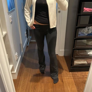 Brandy byxor  - Snygga Brandy Melville bootcut byxor. Färgen är lite urtvättad så dom är inte lika svarta som när jag köpte dom men de är fortfarande bra skick. 