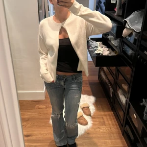 Vit kofta  - Jättesöt vit kofta. Matilda Djerf inspirerad. Väldigt bra skick.