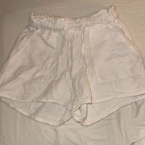 Shorts  - Linne shorts. Super fina inget fel på. Köpta på New yorker föra året. 