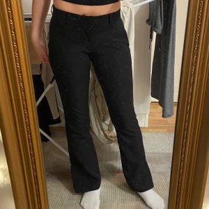 Low waist kostymbyxor  - Svarta Low waist flare kostymbyxor med slits längst ner från Bikbok. De är i bra skick men säljs då de har blivit för små för mig. 🥰