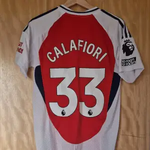 Ricardo Calafiori Arsenal repIika fotbollströja 24-25. Helt ny med tag.   Storlek: Small