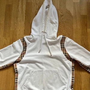 Burberry hoodie - Den här hoodie passar med allt jag själv skulle rekommendera det. Pris kan diskuteras om du inte gilla priset 👍