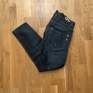 Dondup george  - Dondup George i storlek 29! Väldigt snygg mörkblå färg som går att matcha till allt. Perfekt till vinteroutifts! I helt nyskick! Nypris ligger på 4000! Hör av dig vid frågor🙌🏽