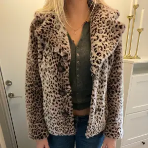 Världens finaste pälsjacka i leopard! Perfekt nu till hösten. I strl m. En reva i innerfodret, men som inte märks. Annars i bra skick! Den är grå men skiftar snyggt i lätt lila. Inte äkta päls. ❤️