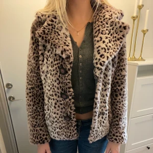Leopard pälsjacka - Världens finaste pälsjacka i leopard! Perfekt nu till hösten. I strl m. En reva i innerfodret, men som inte märks. Annars i bra skick! Den är grå men skiftar snyggt i lätt lila. Inte äkta päls. ❤️