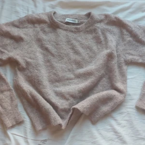 Tröja - Säljer en rosa tröja som jag nyligen ärvt, men inte använt. Jag ser inga defekter, pris diskuteras gärna!