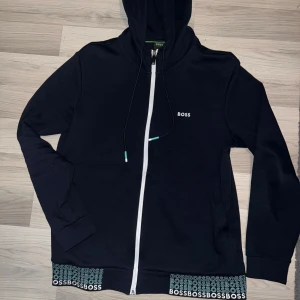 Boss zip - En boss zip som är helt ny har aldrig använts här även bild på kvitto pris kan diskuteras 