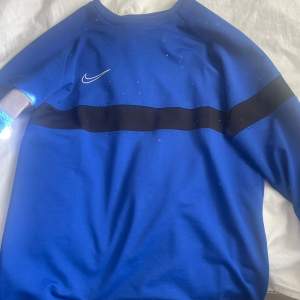 Overzize Nike sweatshirt, är storlek xxl men jag har storlek xs och den ärnlite overzize på mig så skulle säga att storleken är mindre.