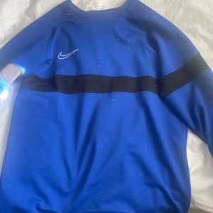 Overzize Nike sweatshirt  - Overzize Nike sweatshirt, är storlek xxl men jag har storlek xs och den ärnlite overzize på mig så skulle säga att storleken är mindre.