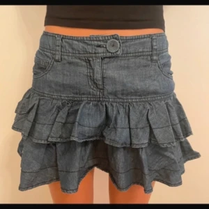 Jeanskjol med volang - Jättefin jeanskjol i volang💗Hör av er vid fler frågor💗passar en m/s💗