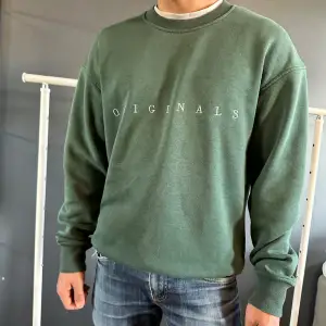 Grön sweatshirt med tryck ”Originals” från Jack&Jones i storlek S, men passar nog en M också.  Knappt använd och inga tecken på användning. 