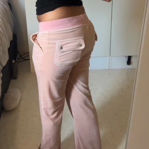 Juicy couture - Jag säljer dessa Juicy Couture byxir eftersom de inte har kommit till någon användning på senaste tiden men de är ganska använda💕