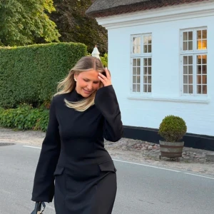 Svart klänning  - Säljer denna svarta klänning från Josefin lavolds kollektion med bubbleroom. Storlek S. Helt ny med lappar kvar. Köpt för 699kr.