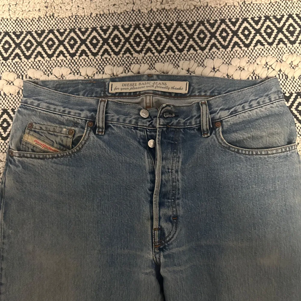 Vintage diesel jeans i bra skick har en lagning i skrevet Waist 93cm Längd 113cm . Jeans & Byxor.