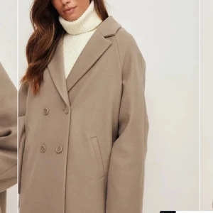 Kort kappa  - Super snygg kort kappa!! Helt slutsåld och jätte eftertraktad 💕💕