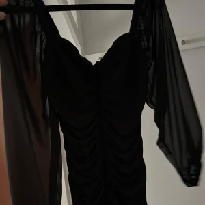 Klänning  - Jättefin svart klänning med ”genomskinliga” ärmar.  Köpt på SHEIN för ett tag sen använd ca 1-2 gånger. 