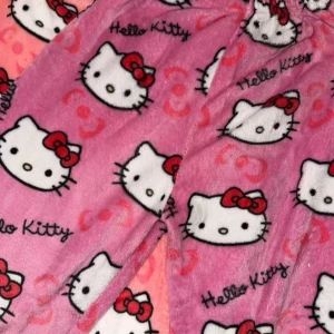 2 helt nya hello Kitty byxor - Helt nya min kompis köpte från Spanien i fel storlek så helt oanvända passar S 150kr per byxa och finns i 2 olika färger skriv vilken färg du ska ha