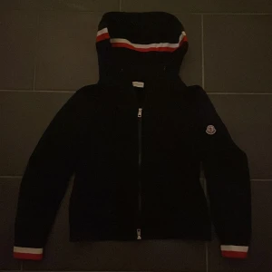 Moncler hoodie - Tja! Säljer nu denna feta Moncler hoodien då den har blivit för liten för mig.Den är självklart äkta. Den är en storlek M men sitter mer som S