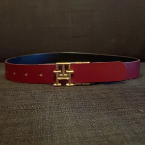 Tommy Hillfiger bälte - Säljer detta vinröda läder/skinbälte från Tommy Hilifiger.Snyggt och skönt bälte.Skick 9/10