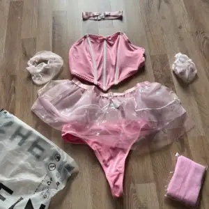 Superfin rosa underklädes set med en söt tyllkjol och stjärnmönster. Toppen har en korsettliknande design, vilket ger en tight passform! 💖