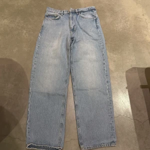 Ljusblå jeans från Pull&Bear - Säljer ett par ljusblå jeans från Pull&Bear i storlek 29/32 De har en klassisk femficksdesign och är stilrena . Perfekta för en avslappnad vardagslook! Modellen på dessa jeans är mer åt de loose/baggy hållet. Priset kan diskuteras!