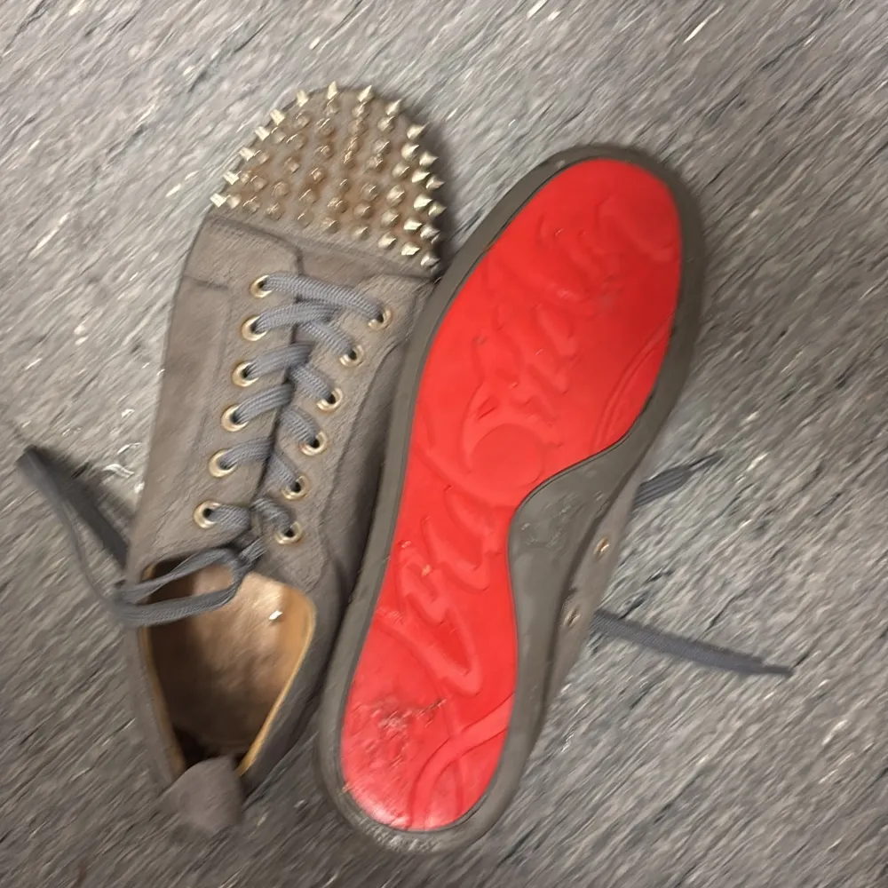 äkta gråa louboutins, spikar ganska rostiga, använt i 9 månader, lite trasiga, . Skor.