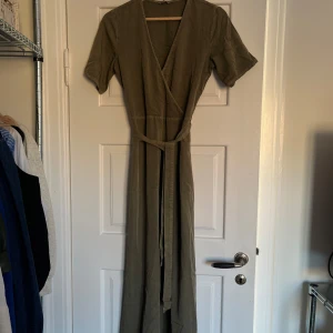 Grön klänning  - Snygg grön klänning från MbyM! Strl. XS! Sparsamt använd! Säljer för 200 kr