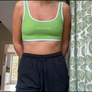 Quicksilver bikini - Oanvänd bikini från quicksilver i nytt skick. Har prislapp kvar. Robust och ordentligt material perfekt för vattensport eller om det blir bara ett bad. Gjord i återvunnen nylon. Nypris för båda 700, mitt pris 290 kr