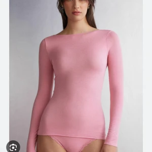 Rosa intimissimi tröja - Säljer min fina rosa intimissimi tröja, då den knappt kommer tll användning. Den ör som ny och har ibga skador alls.  Skickar egna bilder privat ! 
