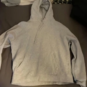 Grå Hoodie - Skriv vid funderingar, ställ gärna frågor och skriv om ni vill ha fler bilder🤩