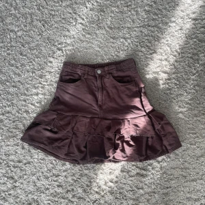 Jeans kjol med volang  - Denna jeanskjol med volanger är sydd av ett par gamla jeans, aldrig använd. Passar mig som har storlek xs /S. 