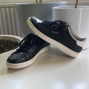 Björnborg skor svart/vit - Använts få gånger nästan som nya. Säljer de för de har blivit för små, ny pris är 1300 men jag säljer för 450. Pris kan diskuteras